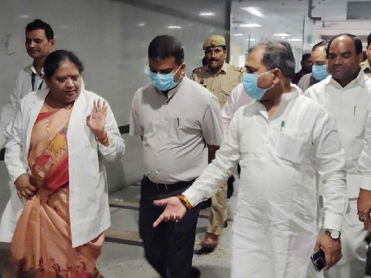 नोएडा : प्रभारी मंत्री ने डीएम के साथ जिला अस्पताल का किया निरीक्षण